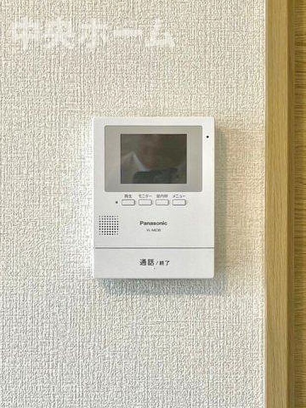 【モニターホン】誰が来たかすぐにわかるカラーモニター付きインターホン。通話ボタンを押すまでは室内の音は漏れていませんので相手を確かめてから応対できます。