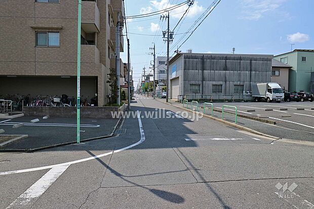 敷地西側の前面道路(北側から)