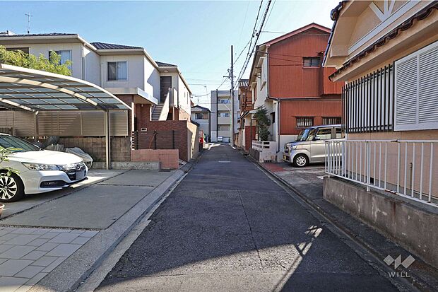 物件の東側前面道路（北側から）