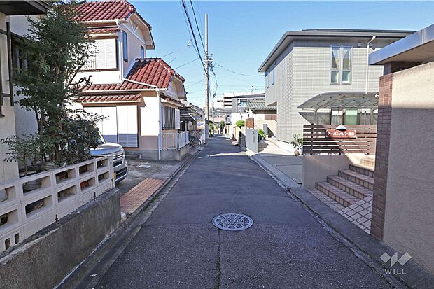 物件の東側前面道路（南側から）