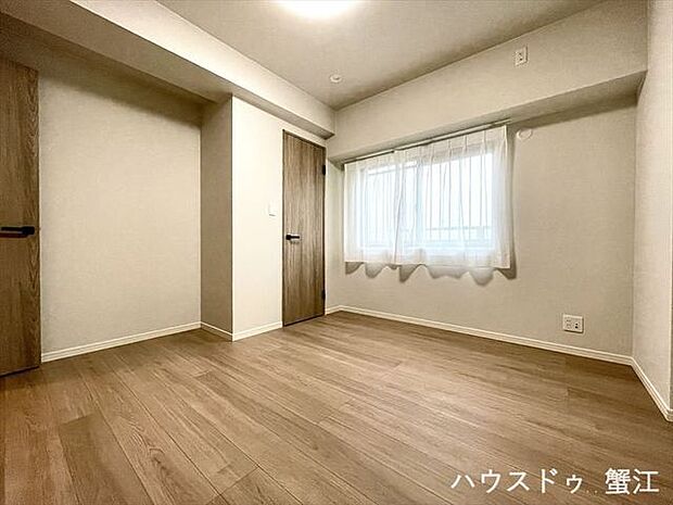7帖洋室：寝室にも適した広さのある南西角のお部屋です。大型収納が付いていますので、生活スペースを広く使用できます！