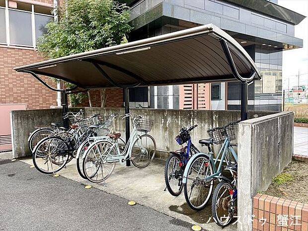 駐輪場：屋根が付いた全天候タイプの自転車置き場