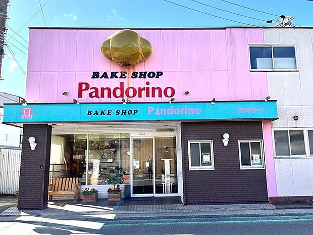 【パンドリーノ】大きなパンの看板が目印の昔からある地元のパン屋さん。種類豊富でお手頃価格なのも嬉しいです。 500m
