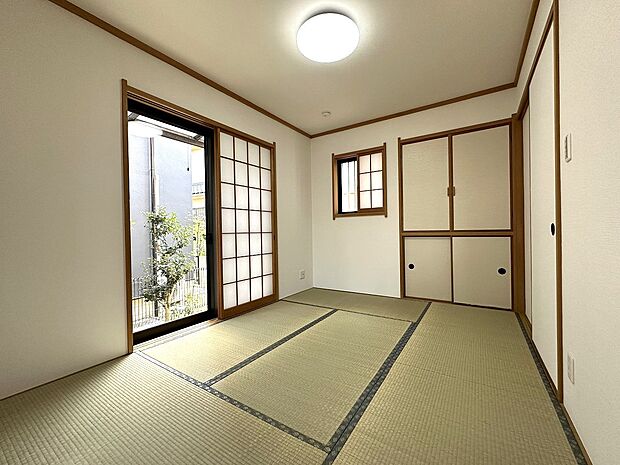 リビングに隣接した和室はホールからも出入り可能で客間にも使えます