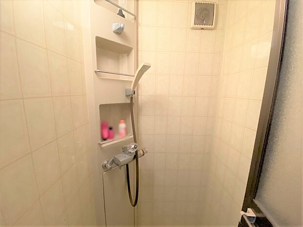 1階シャワールーム。サッと軽く汗を流すのに便利です