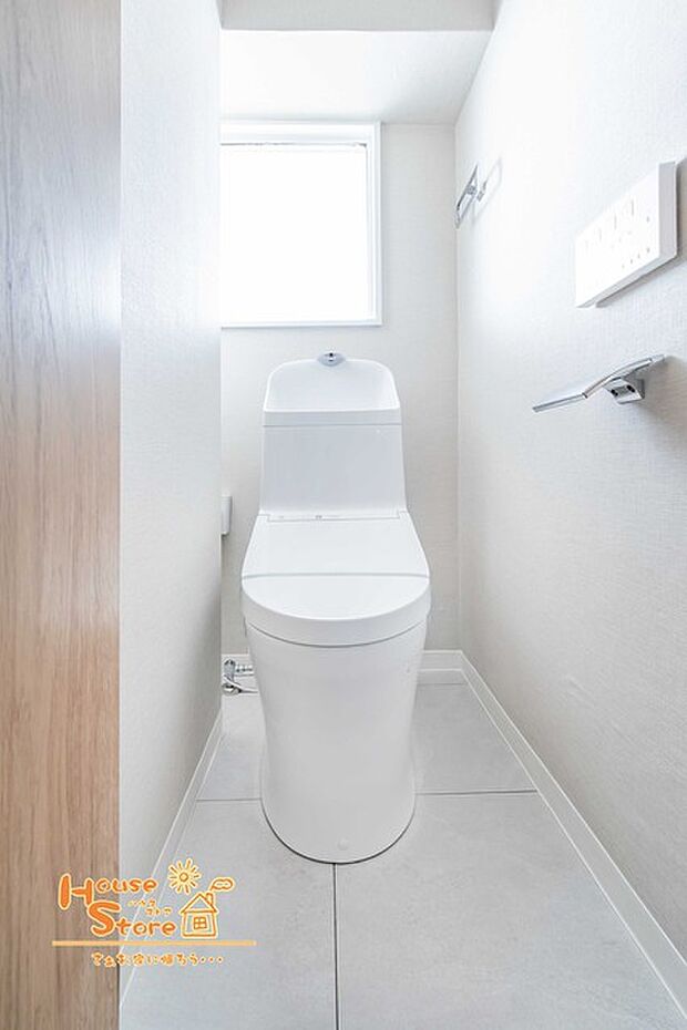 新規交換済みで使い勝手の良い洗浄便座付きトイレです。