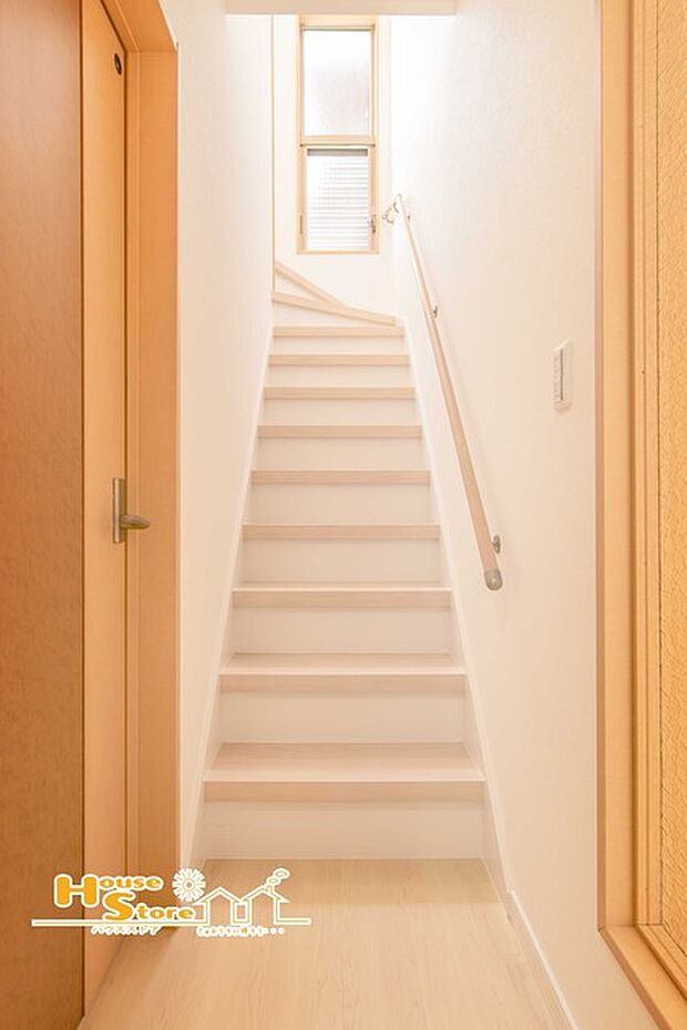 【足元も安心の階段】 安全性と快適さを兼ね備えながら、インテリアに溶け込むような階段・手すり。窓から入る光によって足元も明るく照らされます。 