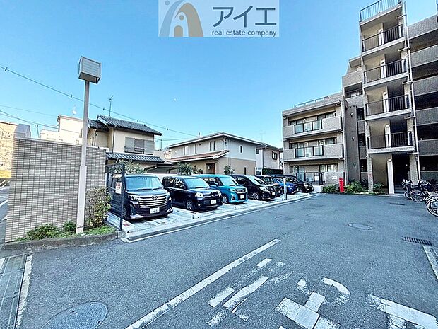 駐車場があるため車通勤の方にも安心なマンションです（要空確認）