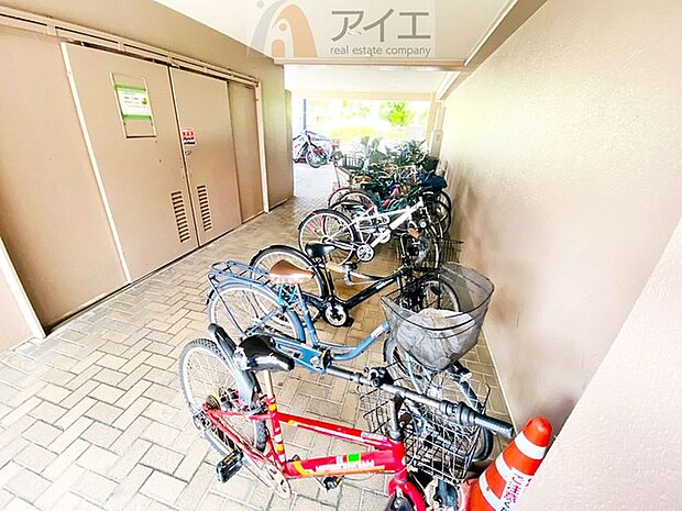 広々スペースの駐輪場はご家族の自転車を置くことができます