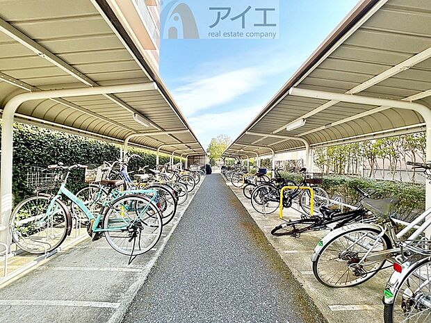 広々スペースの駐輪場はご家族の自転車を置くことができます