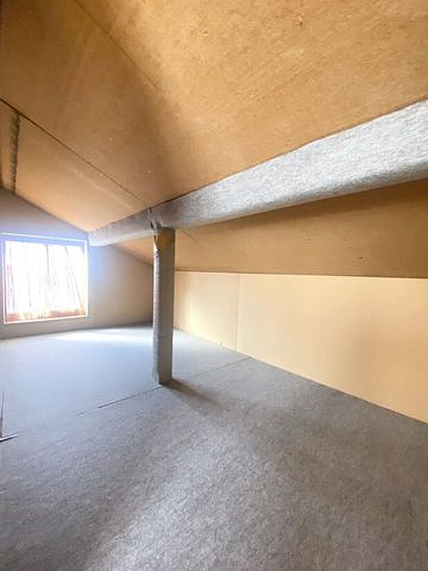 2階の和室からは、天井裏を活用した収納に出入りできます。窓のある秘密の小部屋です♪