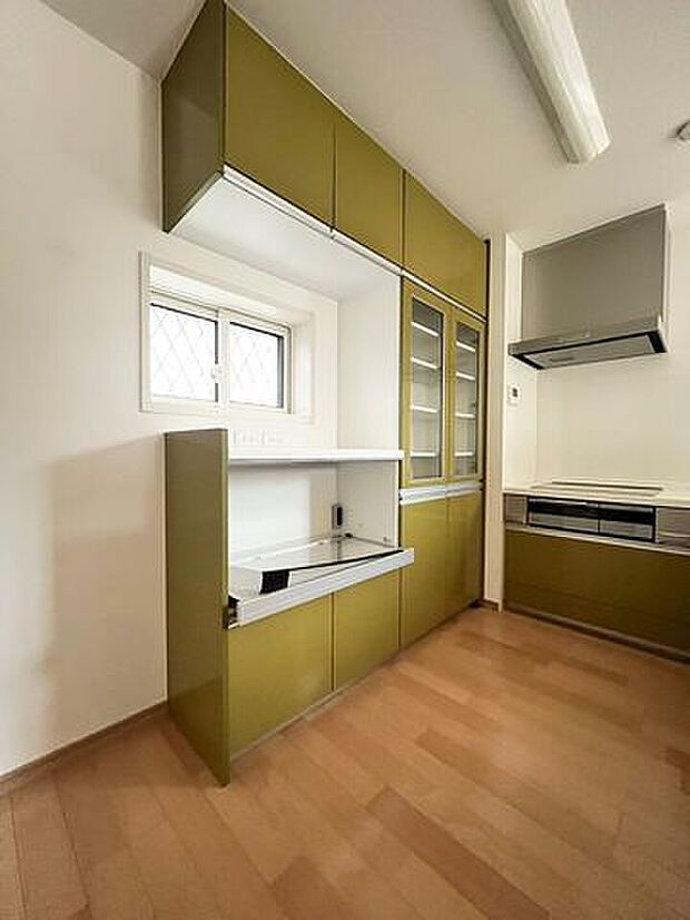 グリーンのキッチンは爽やかで自然な雰囲気を醸し出しますね。壁やキッチンアクセサリーに緑を取り入れると、空間が明るくなります。