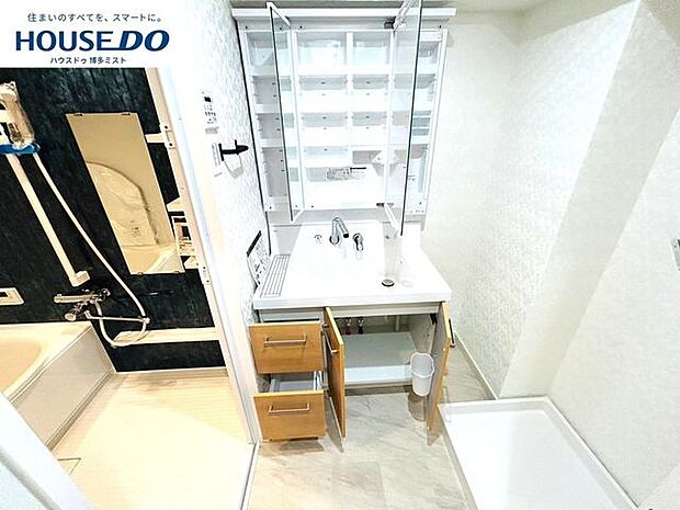 お手入れしやすく使いやすい3面鏡付きの洗面台。収納スペースも広く、洗剤や掃除道具をたっぷりと収納できます