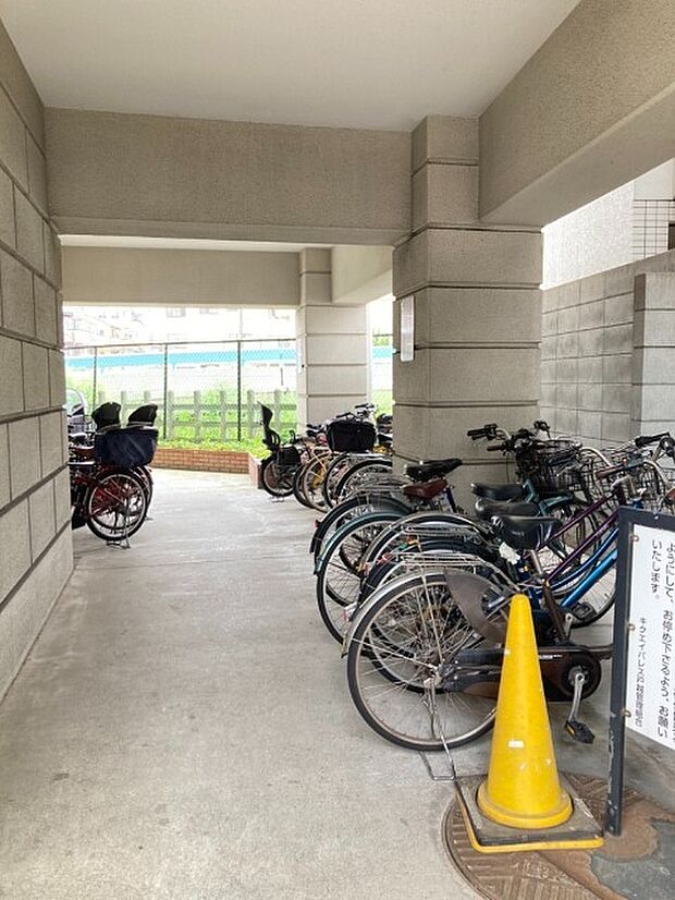 雨風を気にせず、安心して自転車をとめられる屋内駐輪場♪