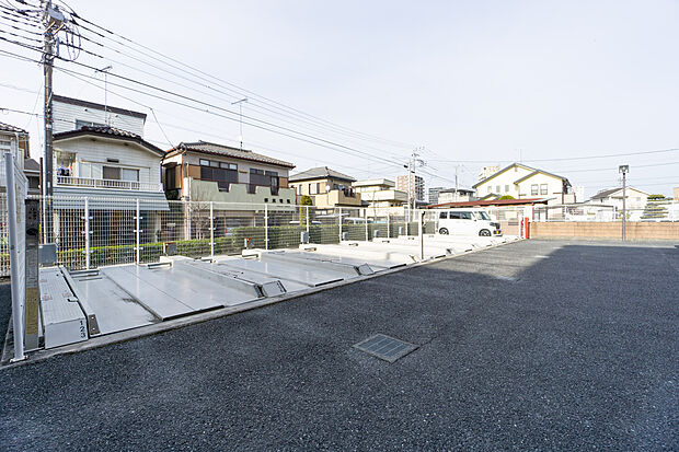 こちらのお部屋には専用使用権付駐車場がございます。