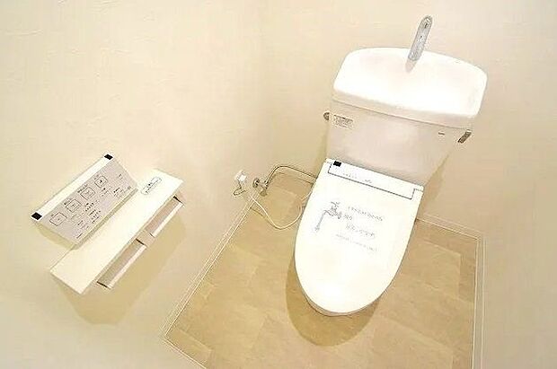 ◆トイレ◆温水洗浄便座付きのトイレです♪衛生的で快適なトイレの利用を提供し、多くの人にとって日常の生活を向上させる便利な機能となっています！壁リモコン付きなので、操作も楽々です☆