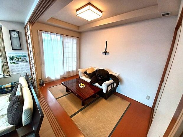 ■和室（約4.5帖）■和室は、モダンな生活にも適応します。畳は柔軟性があり、家具の配置を自由に調整可能です。畳の上での生活は心地よく、リラックス効果があります。