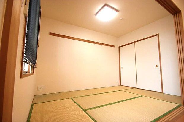 5.5帖の和室はリビングの隣にあり、ちょっとしたくつろぎスペースにぴったり！仕切りで分けられるのでお部屋としても有効活用できます。