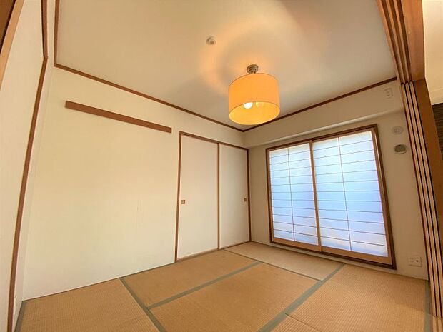 リビングに隣接した和室は開放して広々空間としても、独立した部屋としてもお使いいただけます。