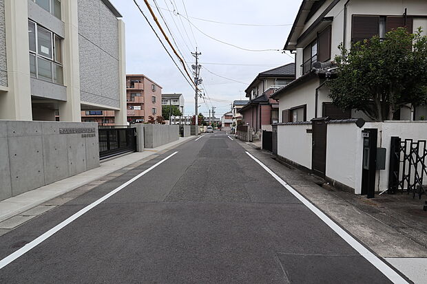 物件の西側前面道路（北側から）［2023年10月14日撮影］