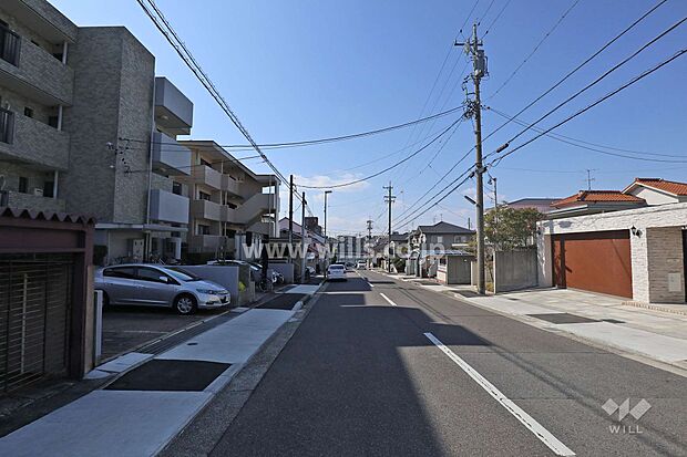 物件の北側前面道路（東側から）