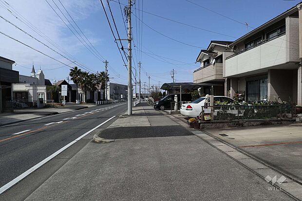 物件の南側前面道路（東側から）周辺にスーパー等があるため前面道路は人通りのある通りです。夜道も安心して通ることができます。