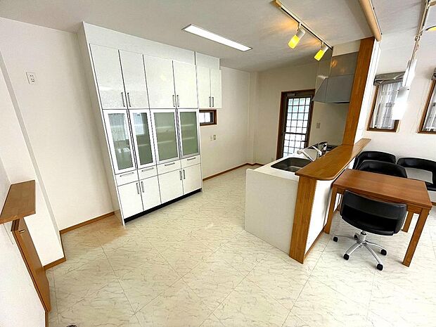 キッチンはとても開放感があり、明るく素敵な空間です。カップボードの両サイドに冷蔵庫やカウンターボードも設置できます。