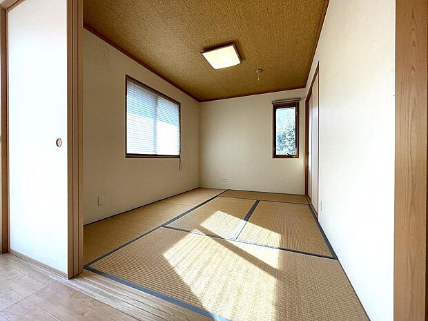 ２階南西角部屋の和室は明るく居心地の良いお部屋です。ほとんどご使用されておられませんので内装も綺麗です。