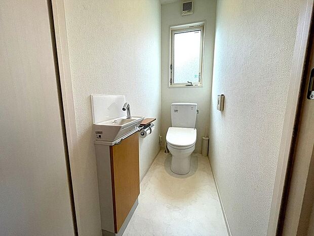 自動開閉機能付きのオートトイレはセンサ機能付きの手洗いも備わり、清潔感ある嬉しい設備です。