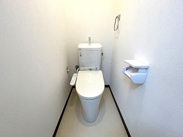 ウォッシュレット付きのトイレを新調済みです。清潔感のあるデザインで快適にご使用頂けそうです。未使用ですので内覧時のご使用はご遠慮ください。