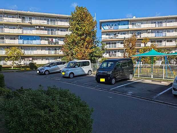 駐車場。一戸につき一台分ございます。