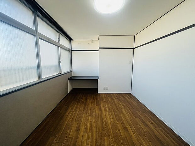 LDK横の約6.75帖の寝室　窓が大きいため大変明るいお部屋です♪
