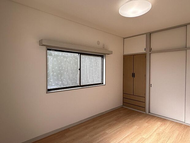 【リフォーム完了】2階洋室の写真です。壁一面収納スペースです。収納スペースが多いと嬉しいですね。