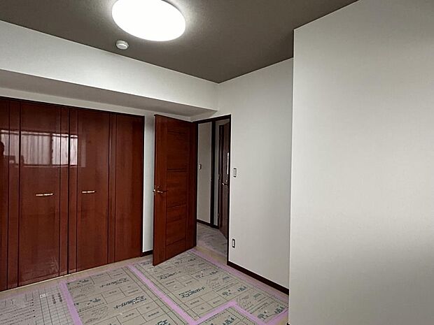 【リフォーム中でも内覧可】6.2帖洋室の写真です。天井と壁はクロス張替、床はクリーニングする予定です。