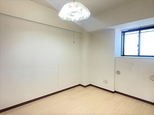 【リフォーム中でも内覧可】5帖洋室の写真です。天井と壁はクロス張替、床はクリーニングする予定です。
