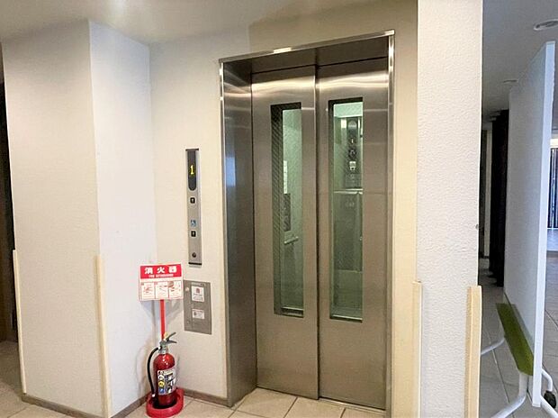 【マンション設備】エレベーターの写真です。エレベーター内には非常時用の備品がございます。