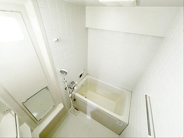 白を基調としたタイル貼りの浴室です。
