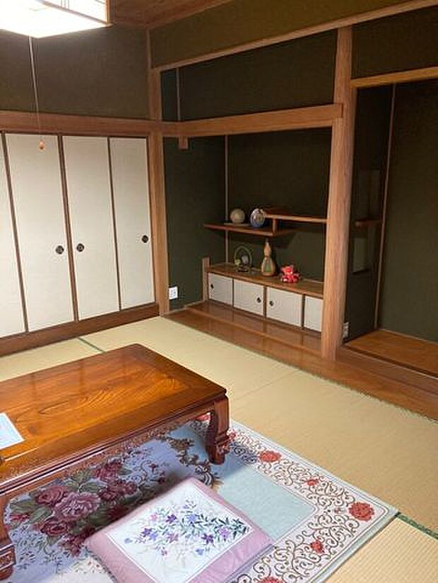 和室には仏間、床の間、収納もあります。