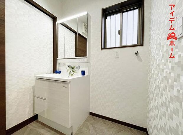 ゆとりの洗面スペースで朝の身支度も快適スムーズ。 鏡の裏にはたっぷりと収納スペースを標準装備 