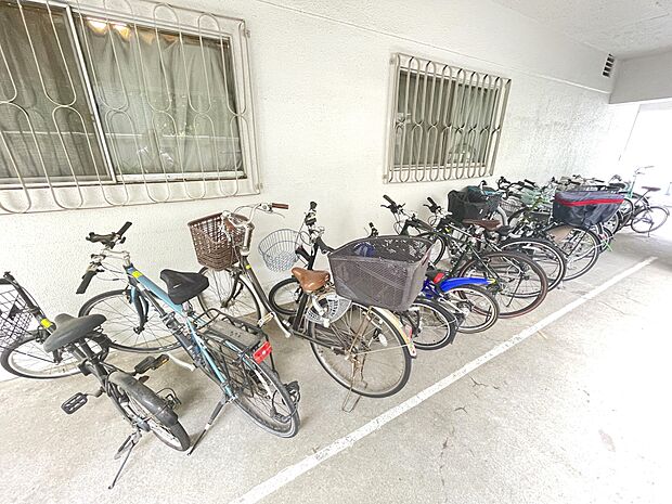 屋根付き駐輪場で、天候による汚れや日焼けから自転車を守ります。