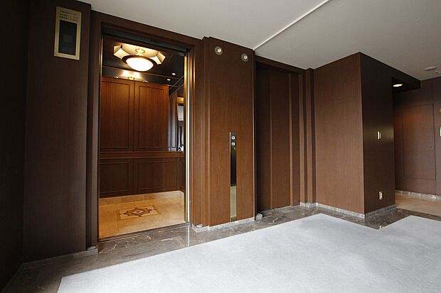 内廊下設計、1フロア2邸で、プライベート性の高いエレベーターホールです。