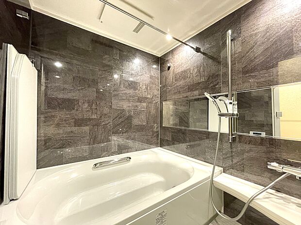 落ち着いた内装で、1620サイズのゆったりとしたリラックス空間となっています。大型のシャワーヘッドやワイドミラー、保温性の高い専用の風呂ふたも備えています。浴室換気乾燥機付きで、バスタイムも快適です。