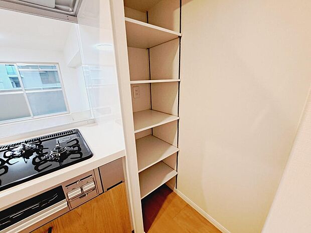 キッチン横の棚はあると便利ですよね。