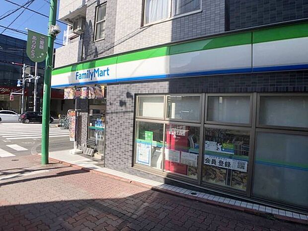 【ファミリーマート大田上池台店】長原駅まで徒歩1分のところにあるコンビニです。 740m