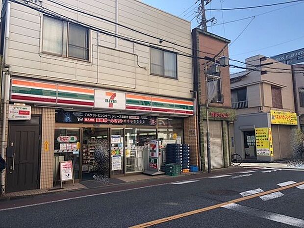 セブンイレブン大田区六郷土手駅前店コンビニエンス ストアのチェーン。軽食や飲み物をはじめ、売店で扱うさまざまな商品を用意。 830m