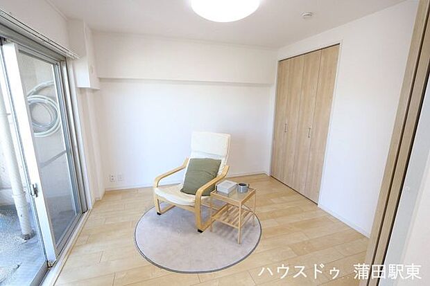 □5帖の洋室、収納が大きく快適に過ごせます♪