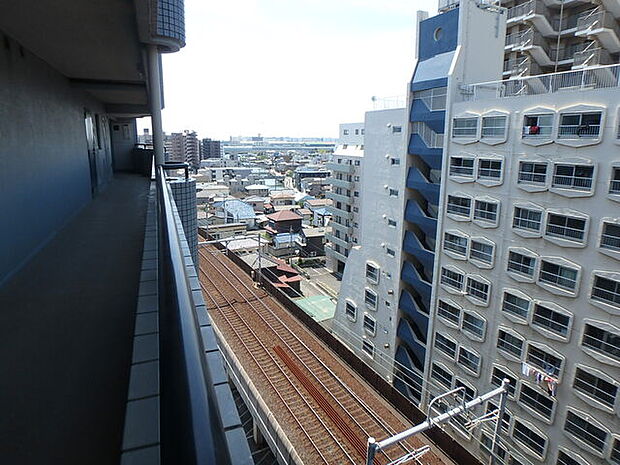 玄関側から眺望　京成本線が隣接しています電車好きには嬉しい立地ですね