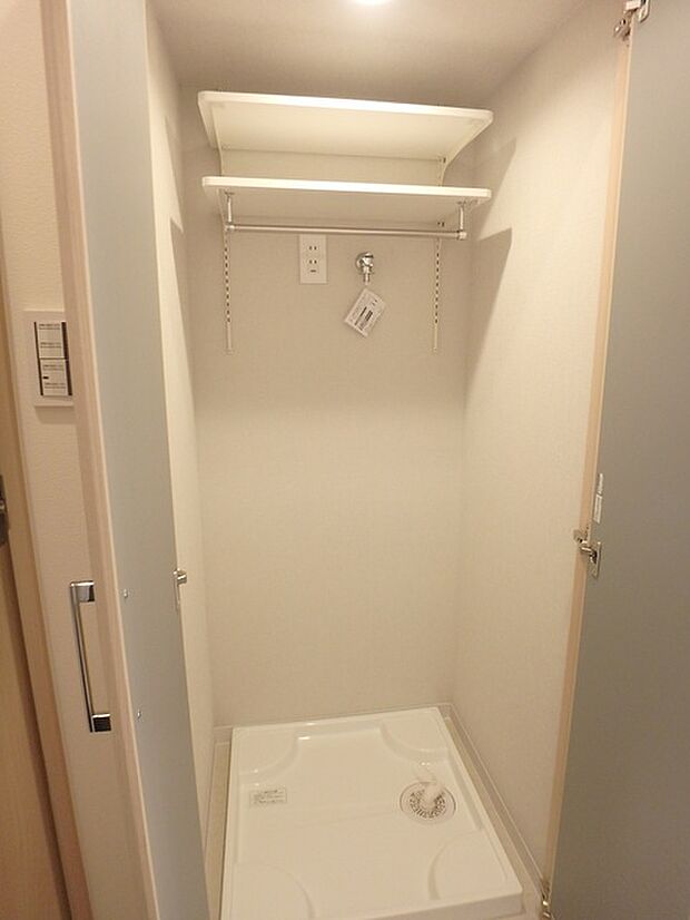 廊下に洗濯機置き場があります。扉付きで使わない時はすっきり隠せます