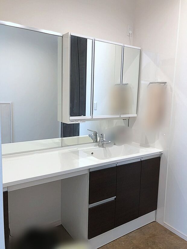 清潔感溢れるスタイリッシュなデザインの洗面化粧台  ワイドな鏡を備えた洗面化粧台