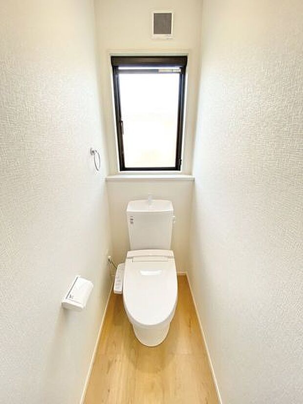 ■□■1Fトイレ■□■トイレは温水洗浄便座付きで年中快適にご使用いただけます☆窓から光も入り、換気も簡単に行え清潔感のあるトイレとなっております。